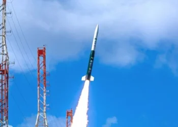 Imagem mostra foguete sendo lançado • Divulgação