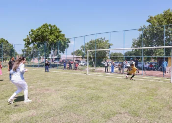 Cinthia Ribeiro durante visita técnica do campo de futebol no Jardim Taquari
