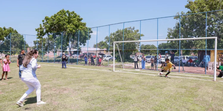 Cinthia assina mais uma ordem de serviço