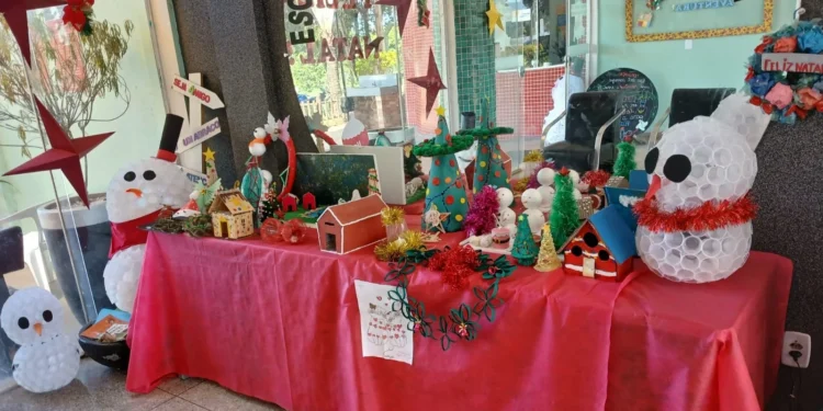 Alunos fazem decoração natalina com produtos recicláveis