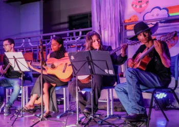 Alunos do curso violão durante a apresentação