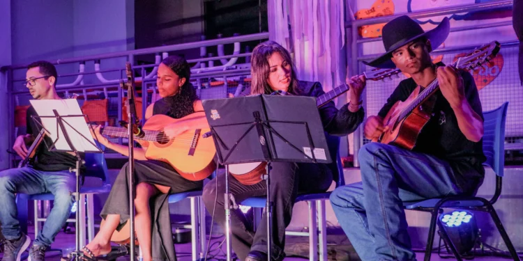 Alunos do curso violão durante a apresentação