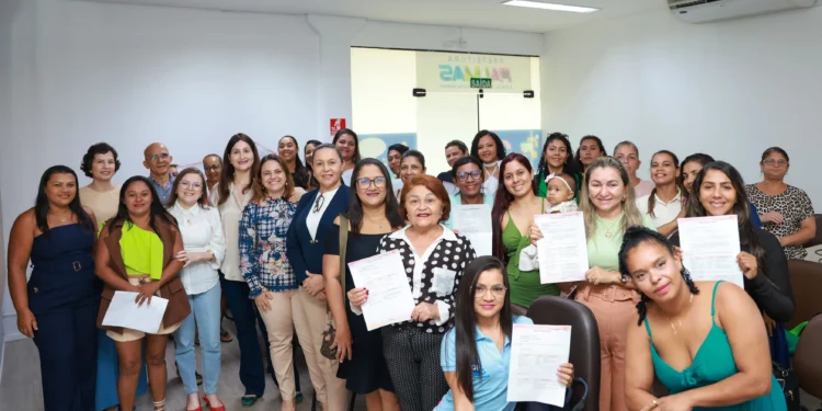 Mulheres contempladas participam da cerimônia de encerramento da primeira etapa