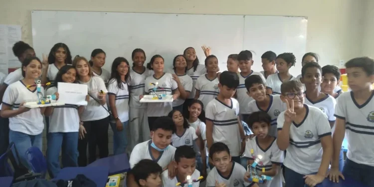 Oficina de robótica estimula criatividade dos alunos da ETI Monsenhor Pedro Piagem