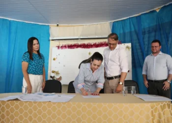 Cinthia Ribeiro assinou ordens de serviços para ampliação de salas de aula e estrutura em duas unidades educacionais