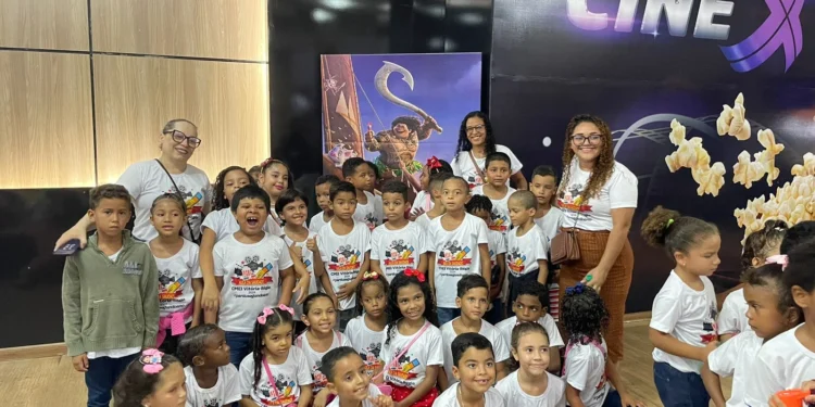 Alunos do Cmei Vitória Régia finalizam o 1º ano com sessão especial no cinema