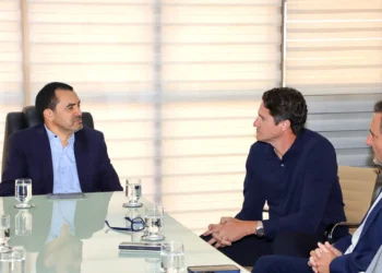 Governador Wanderlei Barbosa e o ex-jogador Edmilson discutem projetos para o desenvolvimento do esporte no Tocantins;