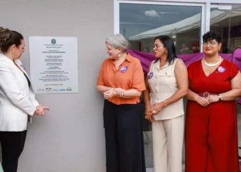 Cinthia Ribeiro e representantes de instituições parceiras da Casa da Mulher Brasileira