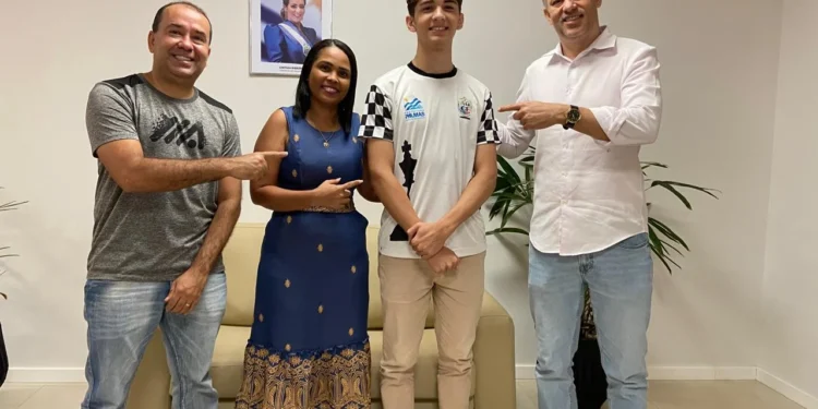 Secretário da Educação recebe aluno mestre nacional de xadrez