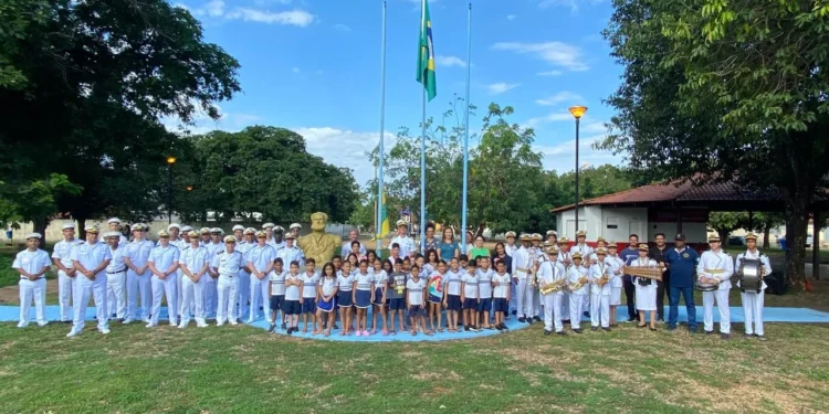 Alunos celebram o Dia do Marinheiro em cerimônia cívica na Praça Almirante Tamandaré, em Palmas