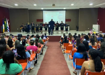 Servidores cursistas, tutores e autoridades, durante solenidade de formatura do 7° Profuncionário