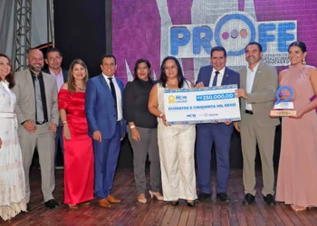 Governador Wanderlei Barbosa e a primeira-dama Karryne Sotero entregam prêmios do Profe