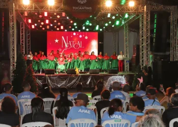 Coral Vozes da Esperança, da Apae de Porto Nacional durante apresentação na Praça dos Girassois
