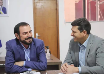 O presidente da Jucetins, Issam Saado, ao lado do presidente do Detran, Willian Gonzaga, durante assinatura de termo de cooperação; parcerias institucionais marcaram ano da Jucetins - Crédito: Felix Carneiro/Governo do Tocantins