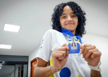 Sara Parlandrino Pereira, de 16 anos, aluna do Colégio Raquel de Queiroz, relata sua experiência com o primeiro emprego (Carlessandro Souza/Governo do Tocantins)