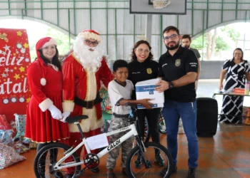 Presentes foram entregues pelo Papai Noel e por servidores da SSP/TO aos alunos - Crédito: Larissa Mendes/ Governo do Tocantins