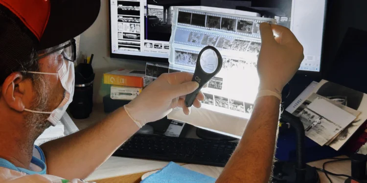 Livro foi lançado no último dia 29 e é resultado de um processo meticuloso de digitalização iniciado em 2011, que envolveu a preservação de negativos e a curadoria de Tharson David Lopes, filho de Edson Lopes - Foto: Thaina Luz