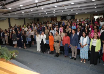 O evento reuniu autoridades, especialistas e membros da sociedade civil para discutir e fortalecer as ações de enfrentamento à violência de gênero