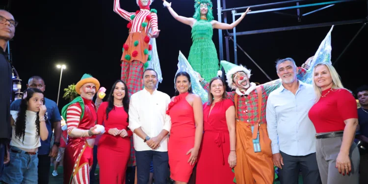Natal de Luz: Amélio Cayres participa da inauguração da estrutura natalina na Praça dos Girassóis