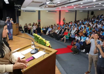 No encontro, Karynne Sotero destaca a relevância do Programa Jovem Trabalhador, que já beneficiou mais de 3 mil jovens em todo o estado;