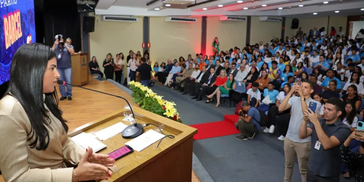 Primeira-dama Karynne Sotero homenageia jovens selecionados para o primeiro intercâmbio cultural na Espanha promovido pelo Governo do Tocantins