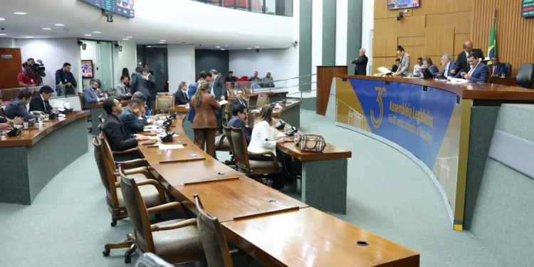 Aprovada PEC que permite viagem oficial de até 15 dias ao governador,sem transferência do cargo