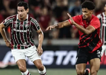 Lance de Athletico-PR e Fluminense, pela 36ª rodada • Lucas Merçon / Fluminense FC