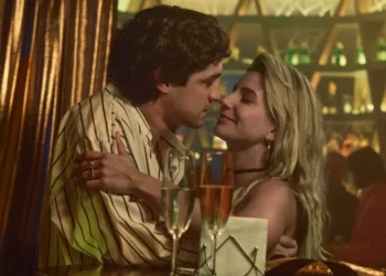 Gabriel Leone como Ayrton Senna e Julia Foti como Adriane Galisteu em "Senna" • Aline Arruda/Netflix