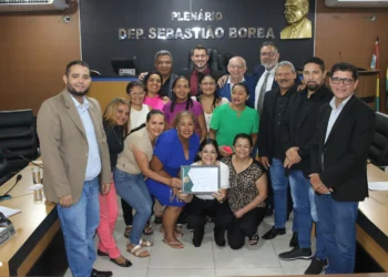 Câmara de Vereadores de Miracema homenageia servidores de escola municipal