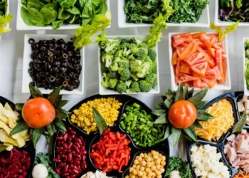 Comer de forma saudável é essencial para o bem-estar • Foto: Dan Gold via Unsplash