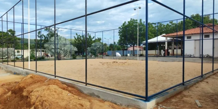 Prefeitura de Lajeado moderniza a Praça 5 de Maio com quadra de areia, playground e bebedouro