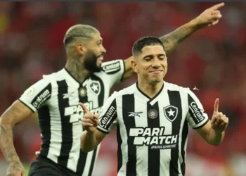 Savarino marca para o Botafogo tornar-se campeão do Brasileirão • Vítor Silva / Botafogo