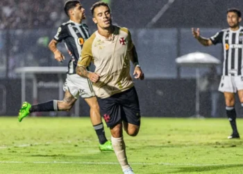 Coutinho comemora o segundo gol do Vasco sobre o Atlético-MG • ALEXANDRE MAIA/MYPHOTO PRESS/ESTADÃO CONTEÚDO