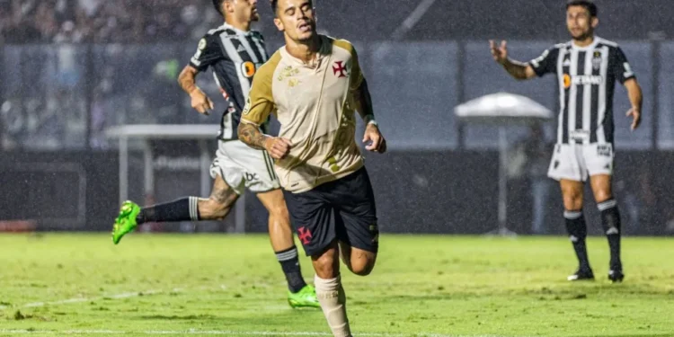 Coutinho comemora o segundo gol do Vasco sobre o Atlético-MG • ALEXANDRE MAIA/MYPHOTO PRESS/ESTADÃO CONTEÚDO