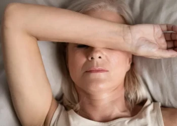 Ortopedista explica melhor porque mulheres pós-menopausa estão mais propensas ao quadro • fizkes/Adobe Stock