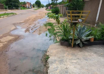 Mal cheiro de esgoto a céu aberto aborrece moradores em Miracema