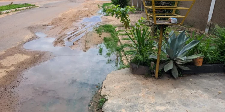 Mal cheiro de esgoto a céu aberto aborrece moradores em Miracema