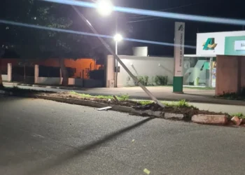 Miracema: Poste é atingido por veículo na Avenida Tocantins