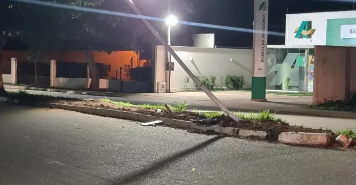 Miracema: Poste é atingido por veículo na Avenida Tocantins