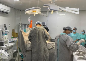 Equipe no Centro Cirúrgico durante o procedimento