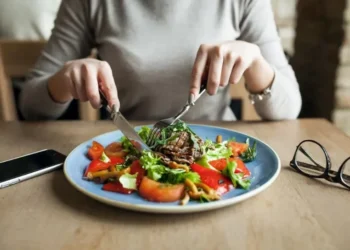 Alimentação saudável ajuda a acelerar o metabolismo • Imagem: Shutterstock