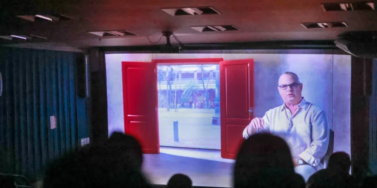 Saúde realiza Cine HIV com exibição do documentário Carta para Além dos Muros