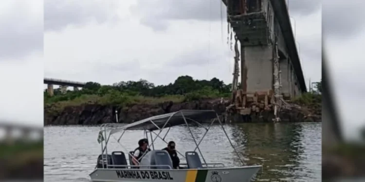 Marinha suspende buscas por risco de desabamento; oito pessoas estão desaparecidas