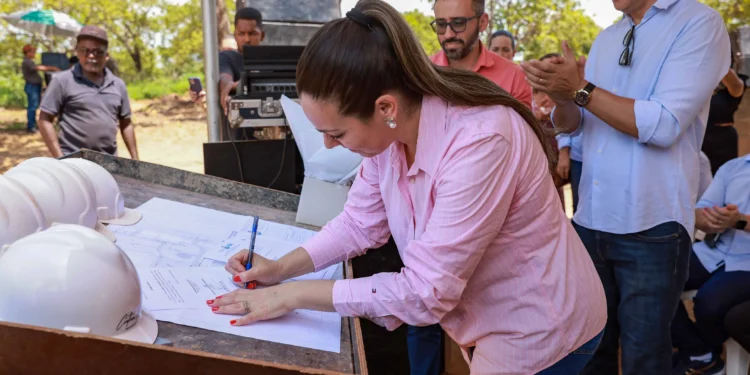 Prefeita Cinthia Ribeiro assina ordem de serviço para construção do Cmei da Capadócia