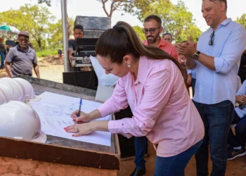 Prefeita Cinthia Ribeiro assinou a ordem de serviço da ETI do Taquari, na manhã desta quinta-feira, 12
