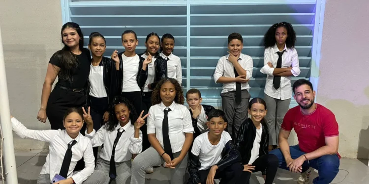 Alunos da rede municipal de ensino apresentam espetáculo de dança ‘Rádio Memória’