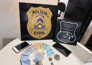 Entorpecentes, dinheiro e objetos apreendidos no local onde funcionava a boca de fumo - Foto: Divulgação PCTO