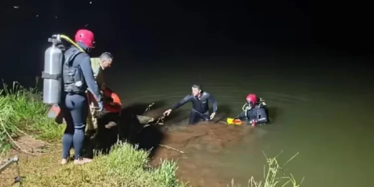 Criança percorre 3 km para tentar salvar o pai após carro cair em represa