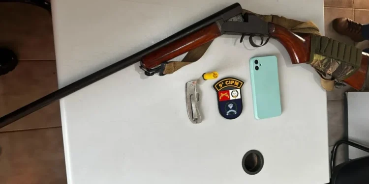 Espingarda usada pelo suspeito foi apreendida • Divulgação/Polícia Militar do Mato Grosso