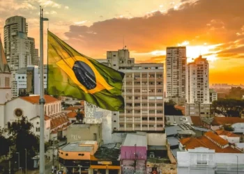 Cidade brasileira com bandeira do Brasil • Foto: Sergio Souza/Unsplash